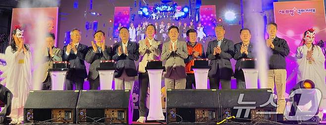 25일 구미 새마을 중앙시장에서 열린 '달달한 낭만 야시장' 개장식에서 김장호 구미시장과 구자근 의원, 박교상 구미시의장 등 내빈들이 개장 퍼포먼스를 하고 있다. 2025.4.25/뉴스1 ⓒ News1 정우용 기자