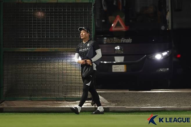 사우디아라비아 현지에서 훈련을 지휘하는 이정효 감독. 제공 | 한국프로축구연맹