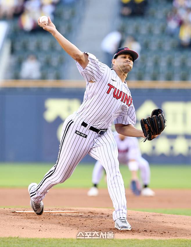 LG 치리노스가 24일 잠실구장에서 열린 2025 KBO리그 NC와 경기에 선발 등판해 힘차게 공을 던지고 있다. 잠실 | 박진업 기자 upandup@sportsseoul.com