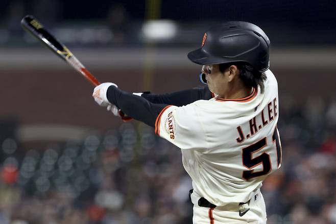 이정후가 7회말 내야안타를 치고 있다. AP연합뉴스