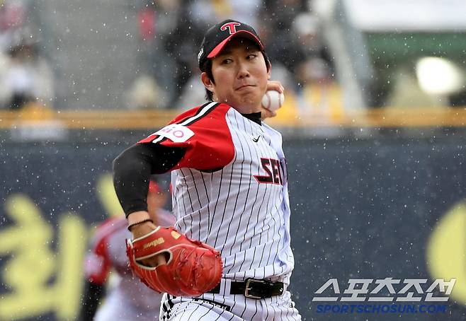 13일 잠실구장에서 열린 LG 트윈스와 두산 베어스의 경기. LG 손주영이 역투하고 있다. 잠실=박재만 기자 pjm@sportschosun.com/2025.04.13/