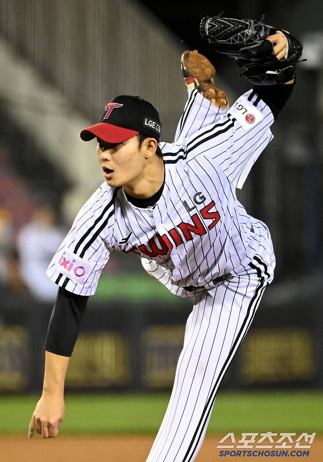 22일 잠실야구장에서 열린 NC와 LG의 경기, 9회초 LG 김영우가 역투하고 있다. 잠실=허상욱 기자wook@sportschosun.com/2025.04.22/