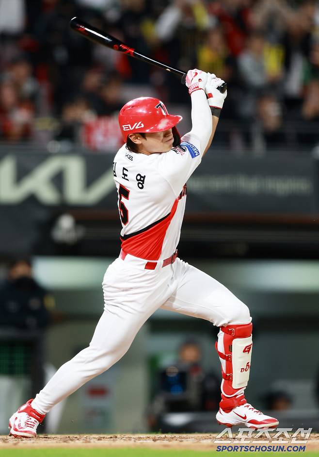 25일 광주 기아챔피언스필드에서 열린 KIA 타이거즈와 LG 트윈스의 경기. 4회말 무사 만루 KIA 김도영이 적시타를 날린 뒤 환호하고 있다. 광주=박재만 기자 pjm@sportschosun.com/2025.04.25/