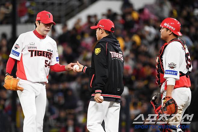 25일 광주 기아챔피언스필드에서 열린 KIA 타이거즈와 LG 트윈스의 경기. 6회초 무사 만루 KIA 양현종이 마운드에서 내려오고 있다. 광주=박재만 기자 pjm@sportschosun.com/2025.04.25/