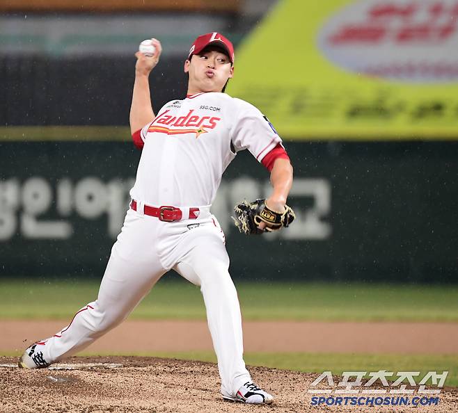 27일 인천 SSG랜더스필드에서 열린 KBO리그 SSG와 롯데의 경기. 투구하는 SSG 조병현. 인천=송정헌 기자songs@sportschosun.com/2025.03.27/