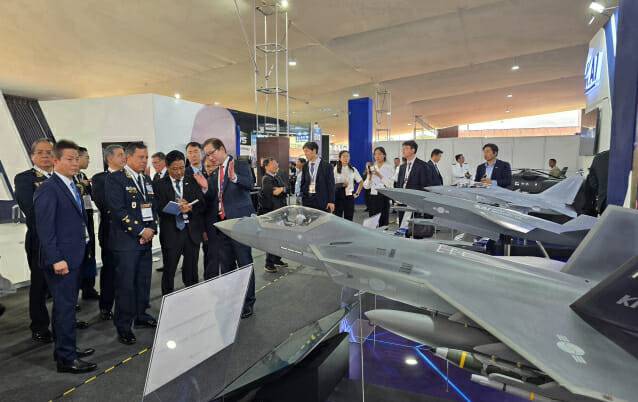 강구영 KAI 사장(앞줄 왼쪽부터 4번째)이 부스를 방문한 참여국 관계자에게 전시 기종을 설명하고 있다. (사진=한국항공우주산업)