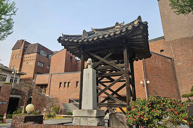 전주서문교회 전경. 앞에 보이는 종탑은 1908년 순직한 전킨 선교사를 기념해 세운 것이다. 당시 미국 선교부는 직경 90Cm짜리 종을 제작해 태평양을 건너 전주로 보냈고, 서문교회 교인들과 이웃 교회들은 정성을 모아 이 종각을 지었다. 기념종은 1944년 일제의 공출로 빼앗겼고, 해방 후 국내에서 새로 종을 만들어 종각에 걸었다. 종각은 위치만 조금 옮겼을 뿐 원형 그대로 보존돼 있다. /김한수 기자