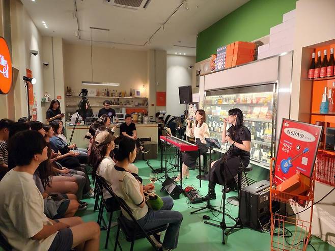 세종 밤마실 프로그램 중 팝업라이브 쇼를 진행하는 모습.