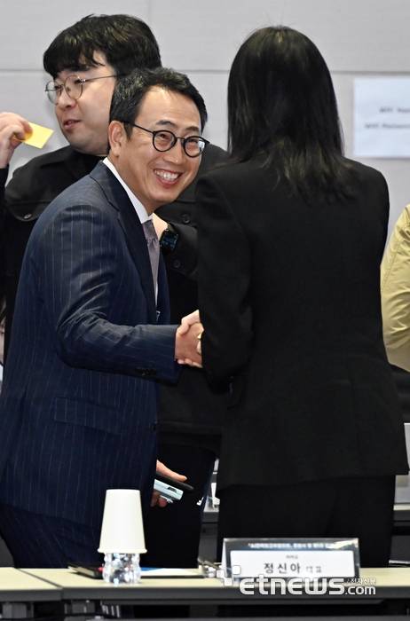 유영상 SK텔레콤 대표(왼쪽)와 정신아 카카오 대표가 악수하고 있다.