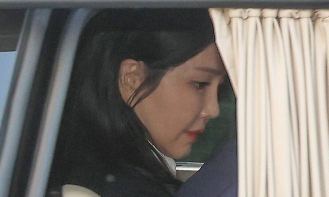 윤석열 전 대통령의 부인 김건희씨가 헌법재판소 파면 선고 후 7일만인 11일 오후 서울 용산구 한남동 관저를 떠나고 있다. 공동취재사진