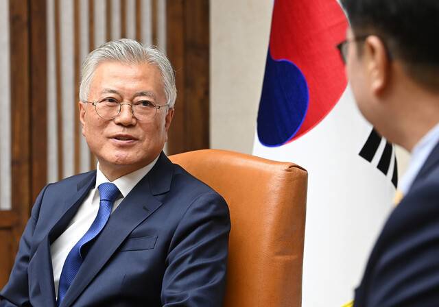 4·27 판문점선언 7주년 기념식 참석차 국회를 방문한 문재인 전 대통령이 25일 서울 여의도 국회에서 우원식 국회의장과 면담을 하고 있다. 공동취재사진