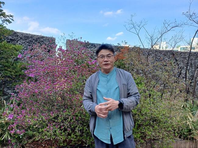 ‘장르소설 번역의 대가’로 꼽히는 조영학 번역가는 “이제 생계로서의 번역은 은퇴하고 나에게 재미가 있거나 의미가 있는 작품만 번역하게 될 것 같다”고 밝혔다. 서울 마포구 한겨레신문 본사에서 조영학 번역가가 인터뷰를 마치고 사진을 찍고 있다.