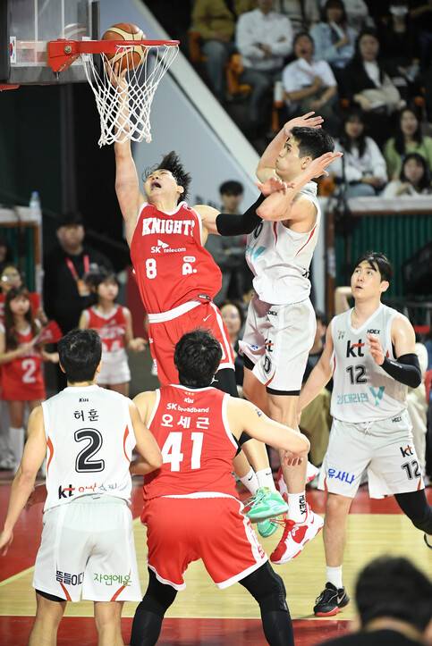 Professional Basketball SK Wins Championship Round Seoul SK players celebrate victory over Suwon KT in Game 2 of the KBL Semifinal Playoffs.