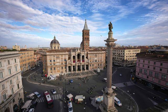 프란치스코 교황이 영면할 이탈리아 로마 산타 마리아 마조레 대성당의 24일 전경. 로마=AP 연합뉴스
