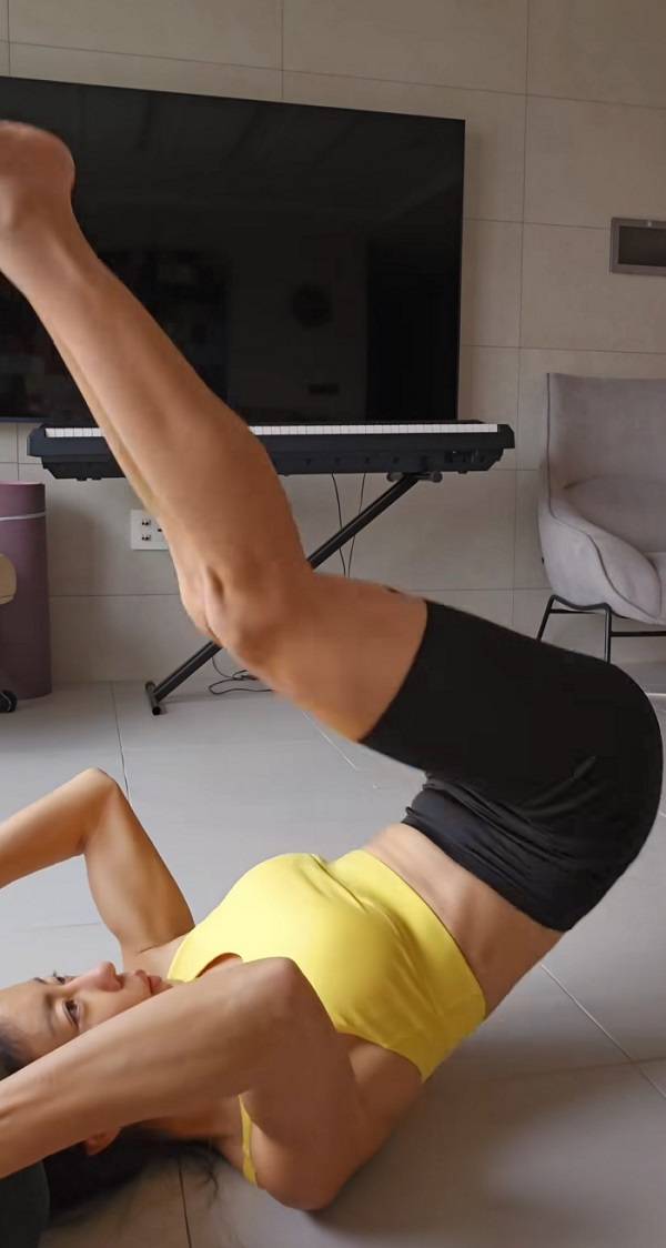 방송인 이지현(41)이 복근과 코어근육을 위해 누워서 다리를 올렸다 내리는 동작을 하고 있다./사진=이지현 인스타그램 캡처