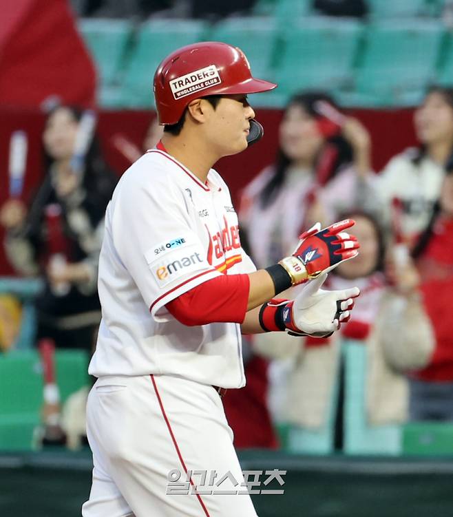 17일 오후 인천 SSG 랜더스필드에서 열린 2025 프로야구 한화와 SSG경기. SSG 고명준이 1회 1타점 중전안타를 기록한 뒤 기뻐하고 있다. 인천=정시종 기자 /2025.04.17.