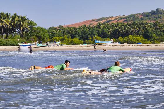 한 달간 서핑을 배웠다. 파도가 잔잔한 편이라 초보도 배우기 쉽다.