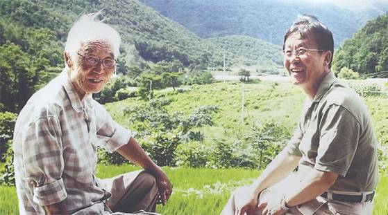 원혜영(오른쪽) 웰다잉문화운동 대표가 선친 원경선 ‘풀무원 농장’ 원장(2013년 100세로 작고)과 충북 괴산 자택에서 함께한 사진. 임현동 기자