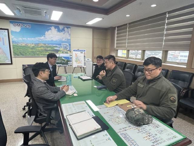 ▲ 전철수(왼쪽 첫번째) 고성부군수는 최근 육군 3군단 관계자들과 비무장지대 내 산불 발생 시 초기 대응을 위한 협의를 진행해 절차를 간소화하는 성과를 이끌어냈다.