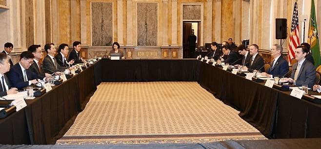 최상목 부총리 겸 기획재정부 장관이 안덕근 산업통상자원부 장관과 함께 24일(현지시간) 미국 워싱턴 DC 재무부에서 열린 '한-미 2+2 통상협의(Trade Consultation)'를 진행 중이다. /사진=연합뉴스