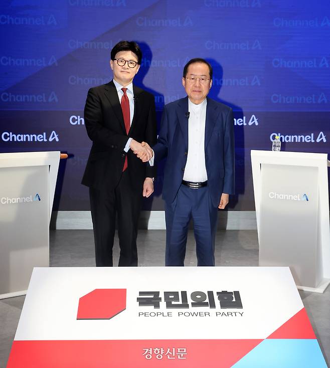 25일 서울 종로구 동아미디어센터 채널A 오픈스튜디오에서 국민의힘 대선 2차 경선 진출자인 한동훈, 홍준표 후보가 방송 전 악수를 하고있다. 국회사진기자단