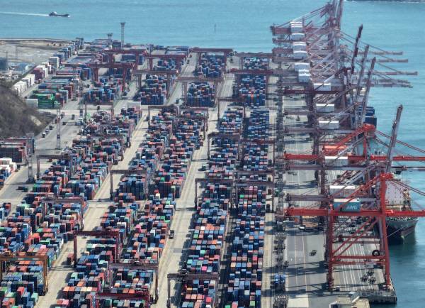 부산항 부두에 컨테이너가 쌓여 있다. 연합뉴스