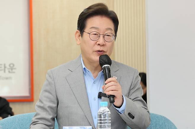 Presidential hopeful Lee Jae-myung speaks at a meeting held in Jeollanamdo Young Farmer Town in Naju, South Jeolla Province, Friday. (Yonhap)