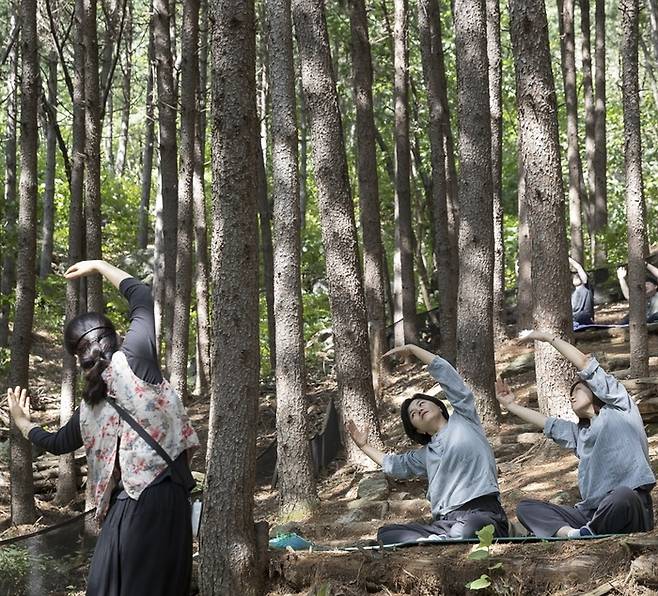종자산 숲길을 걸으며 진행하는 숲 테라피 / 사진=선마을