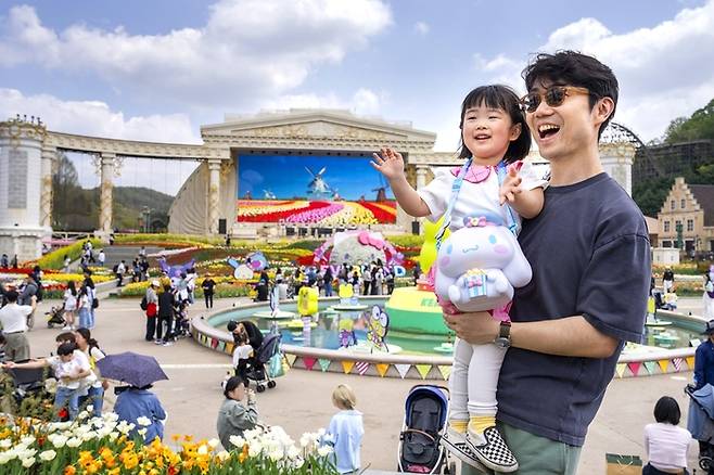 포시즌스가든에서 시나모롤 팝콘통을 메고 있는 딸과 아빠 / 사진=삼성물산