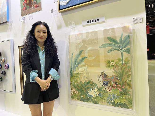 아라비안 나이트의 한 장면을 연상시키는 <Happy Memories> 작품을 출품한 김은희 화백