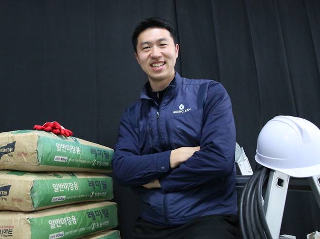 유튜버 열현남아(본명 이창현)가 현장 장비가 갖춰진 스튜디오에서 웃고 있다. 김재현 기자