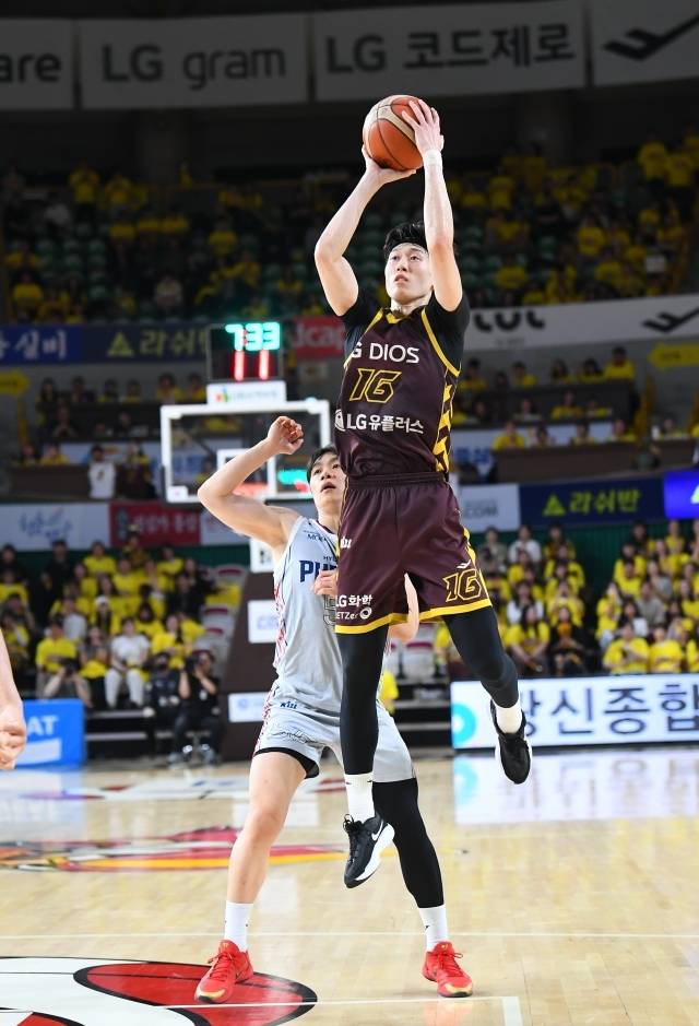 무려 77.8%(42/54)의 챔피언결정전 진출 확률을 차지한 LG. 그 중심에는 정인덕이 있었다. 그는 30분 출전, 8점 2리바운드 1어시스트 1스틸 1블록슛을 기록했다. 사진=KBL 제공