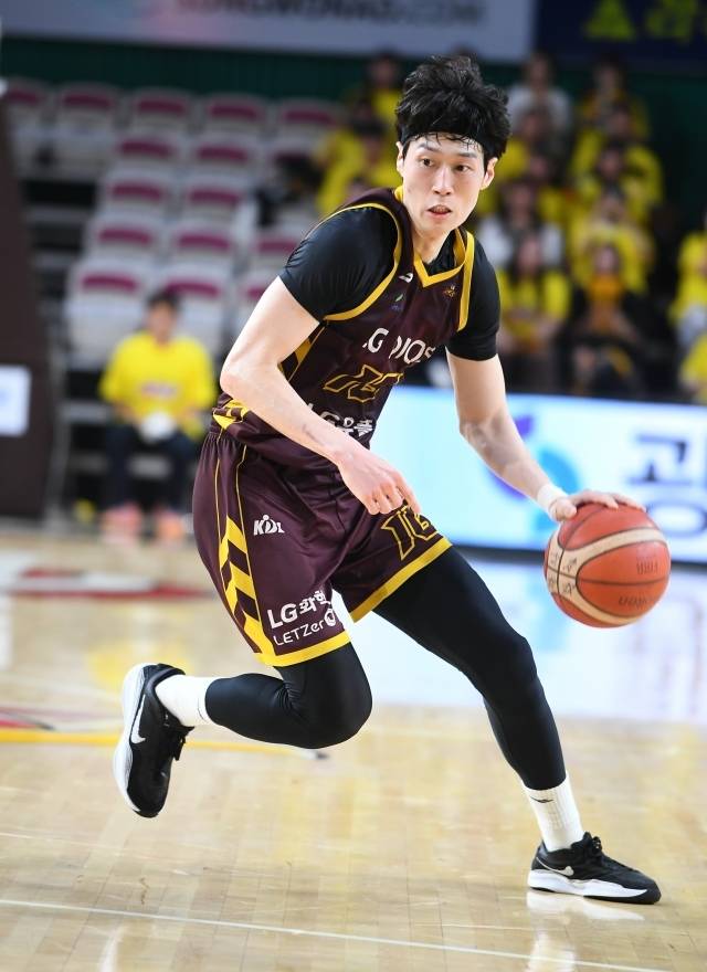그동안 LG의 그림자와 같았던 정인덕. 이제는 베스트 5에 이름을 당당히 올리며 없어선 안 될 존재가 됐다. 정인덕은 “지난 시즌 플레이오프에선 많이 뛰지 못했으나 준비는 항상 하고 있었다. 챔피언결정전에 가지 못해 벼르고 있기도 했다. 덕분에 좋은 기회가 왔다”며 “마음가짐부터 훈련까지 잘 준비했다. 앞으로 남은 2, 3차전 모두 잘 준비하겠다”고 말했다. 사진=KBL 제공