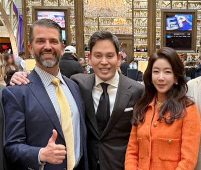 트럼프 주니어는 오는 30일 1박2일 일정으로 한국을 찾아 재계 주요 그룹의 총수 또는 회장을 만날 예정이다. 지난 1월 미국 워싱턴 DC에서 조우한 정용진 신세계그룹 회장과 부인 한지희 여사, 트럼프 주니어(왼쪽). /사진=신세계그룹