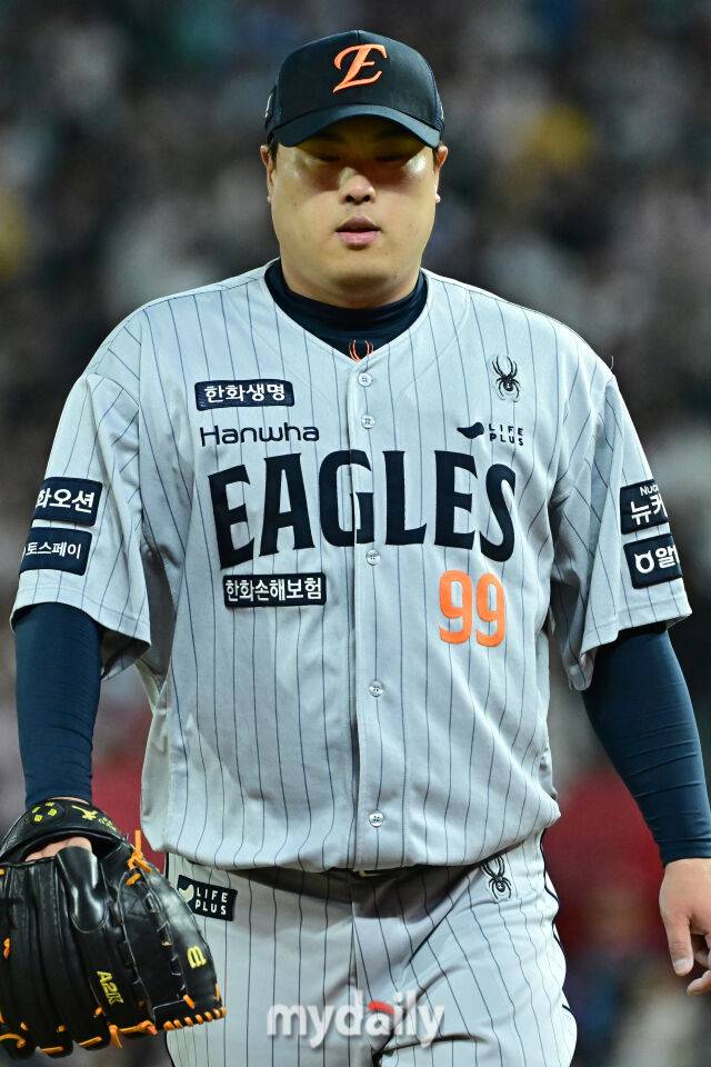 17일 인천 SSG랜더스필드에서 열린 '2025 신한 SOL BANK KBO리그' 한화 이글스와 SSG랜더스 경기. 한화 류현진이 6회말 1사 1루 SSG 김성현 타석에서 교체돼 더그아웃으로 들어서고 있다./마이데일리