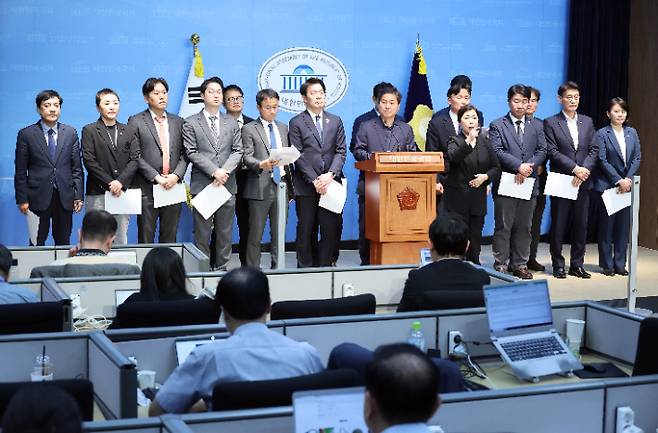 더불어민주당 전정권정치탄압대책위원회 위원들이 24일 서울 여의도 국회 소통관에서 문재인 전 대통령 기소 관련 긴급 기자회견을 하고 있다. 연합뉴스
