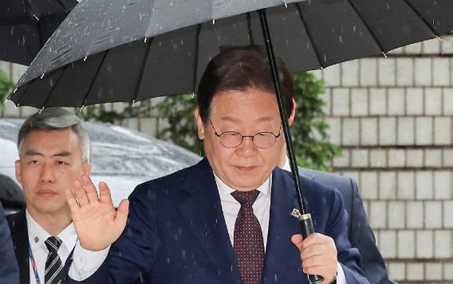 더불어민주당 이재명 대선 경선 후보가 22일 서울 서초구 서울중앙지법에서 열린 '대장동 배임·성남FC 뇌물' 1심 속행 공판에 출석하고 있다. 연합뉴스