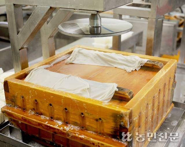 나무틀은 결착력을 높여 단단한 모두부를 만들기 좋다. 김천=김원철 프리랜서 기자