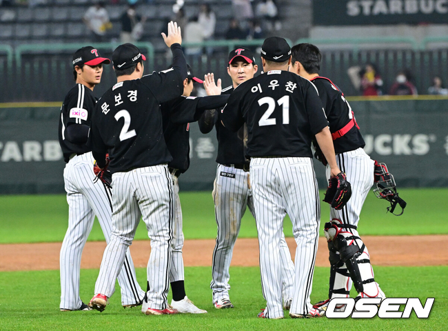 LG 선수들이 승리후 하이파이브를 하고 있다./OSEN DB