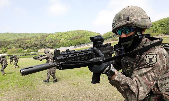 충남 세종시 금남면 남세종 예비군훈련장에서 지난해 4월 25일 실시된 통합방위훈련에서 32사단 기동대대 요원들이 국가중요시설 테러를 위해 침투한 적에 대한 격멸작전을 펼치고 있다. 세계일보 자료사진