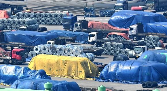 지난 3일 경기도 평택시 포승읍 평택항 수출 야적장에 철강 제품이 쌓여 있다. 뉴시스