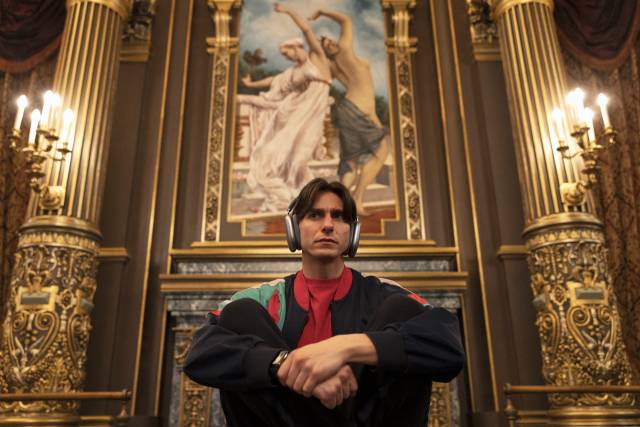 ‘에뚜왈’에서 뉴욕 시티 발레단 감독 잭 맥밀란을 연기한 루크 커비는 명성은 있지만 고전을 면치 못하는 발레단을 위해 주느비에브와 수석 무용수를 교환하는 계약을 맺는다. 사진제공=Prime Video