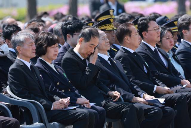 한덕수 대통령 권한대행 국무총리가 25일 국립대전현충원에서 열린 '2회 순직의무군경의 날 기념식'에서 유족의 편지 낭독을 들으며 눈물을 닦고 있다. 연합뉴스