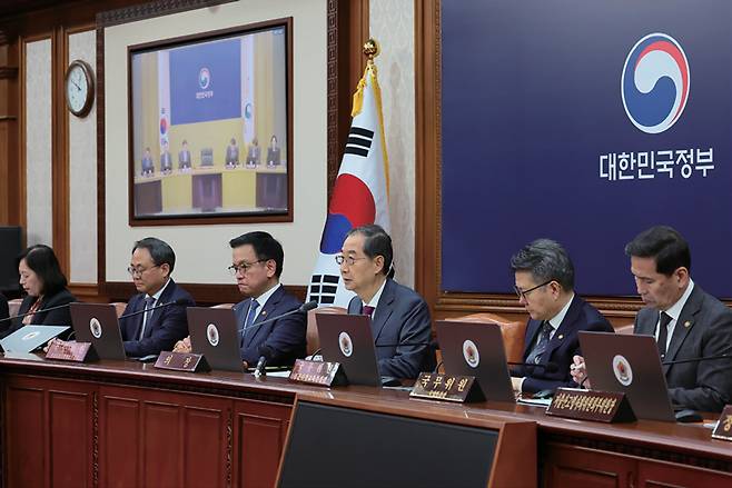 한덕수 대통령 권한대행(왼쪽 네 번째)이 4월14일 정부서울청사에서 국무회의를 하고 있다. ⓒ총리실 제공