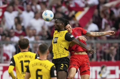 바이에른 뮌헨 김민재가 13일 도르트문트전에서 세루 기라시와 공중볼을 경합하고 있다. AP연합뉴스