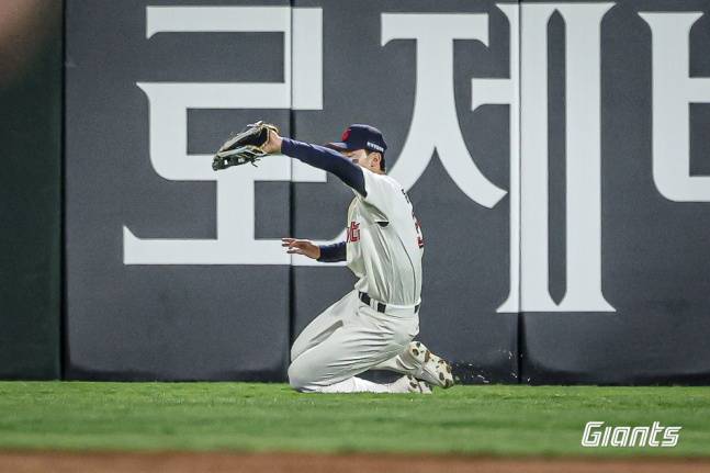 롯데 윤동희가 24일 부산 한화전에서 호수비를 하고 있다. /사진=롯데 자이언츠 제공