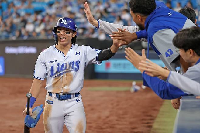 삼성 라이온즈 김성윤이 24일 대구 KIA 타이거즈전에서 홈런을 친 뒤 축하 받고 있다. 삼성 라이온즈