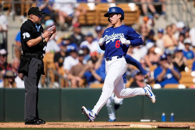 다저스 내야수 김혜성은 25일(한국시간) 아메리카 퍼스트 스퀘어에서 열린 '2025 마이저리그' 솔트레이크 비스(에인절스)전에서 1번타자 2루수로 선발 출전했다. 안타는 없었지만, 도루 2개를 성공하며 공격에 활력을 불어넣었다. 연합뉴스 AP