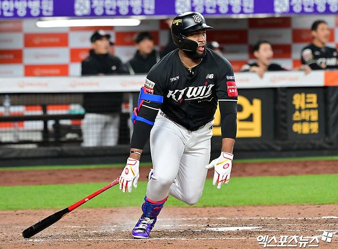 25일 오후 대전 한화생명 볼파크에서 열린 '2025 신한 SOL Bank KBO리그' KT 위즈와 한화 이글스의 경기, 9회초 1사 1,2루 KT 로하스가 1타점 적시타를 날리고 있다. 대전, 김한준 기자