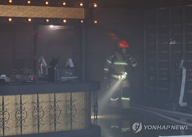 화재 현장 살피는 소방대원 (서울=연합뉴스) 김도훈 기자 = 25일 화재가 발생한 서울 강남구 코엑스 내 입점한 식당에서 소방대원이 현장을 살피고 있다. 2025.4.25 superdoo82@yna.co.kr